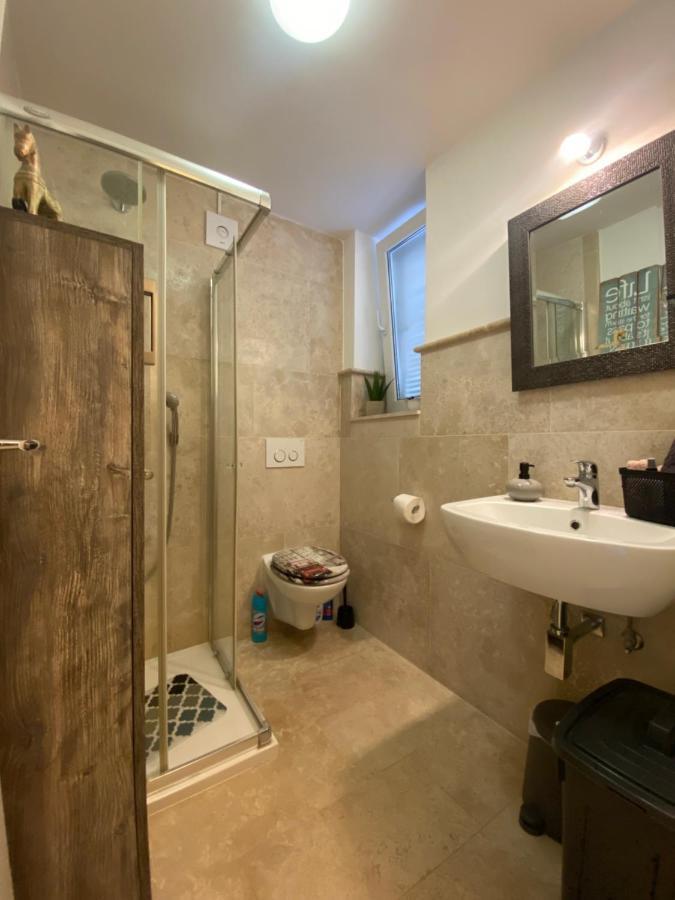 Apartment Paris Njivice Buitenkant foto