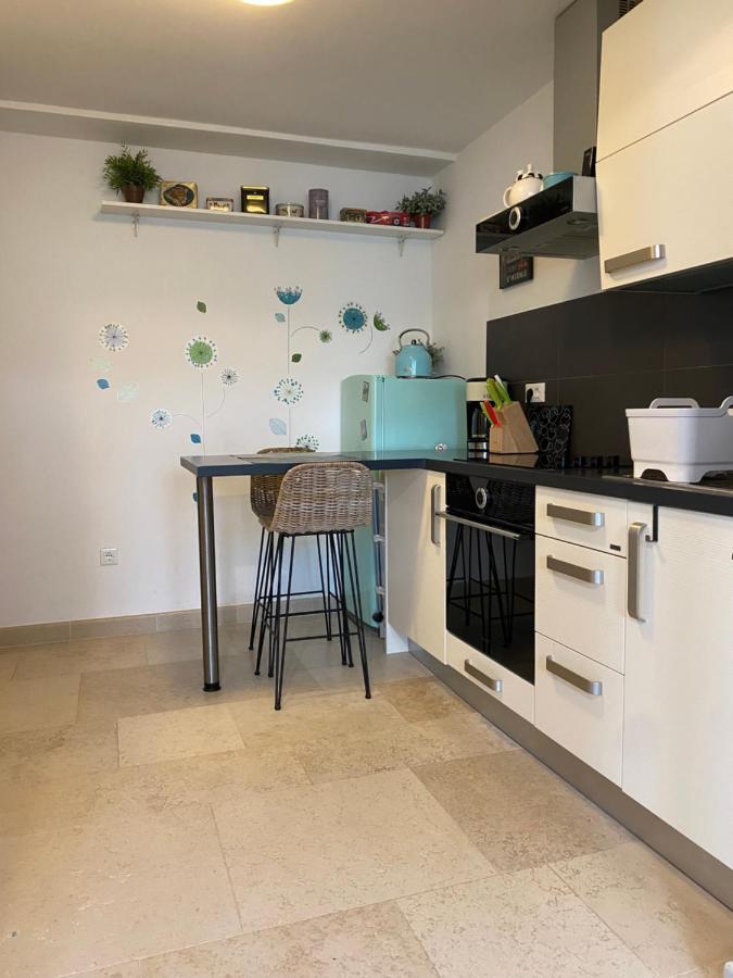 Apartment Paris Njivice Buitenkant foto
